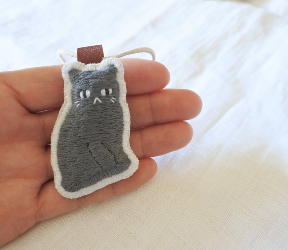 ごはんまちにゃんこ　猫　刺繍　チャーム　ぐれーにゃん 7枚目の画像