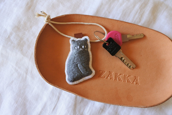 ごはんまちにゃんこ　猫　刺繍　チャーム　ぐれーにゃん 1枚目の画像