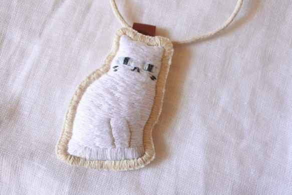 ごはんまちにゃんこ　猫　刺繍　チャーム　しろにゃん 3枚目の画像