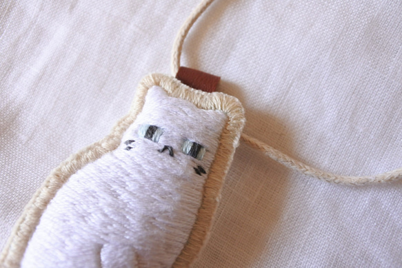 ごはんまちにゃんこ　猫　刺繍　チャーム　しろにゃん 4枚目の画像