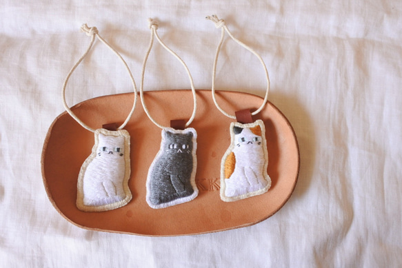 ごはんまちにゃんこ　猫　刺繍　チャーム　しろにゃん 10枚目の画像