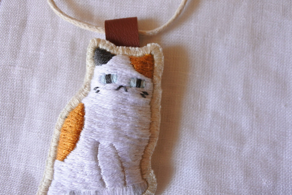 ごはんまちにゃんこ　猫　刺繍　チャーム　みけにゃん 4枚目の画像