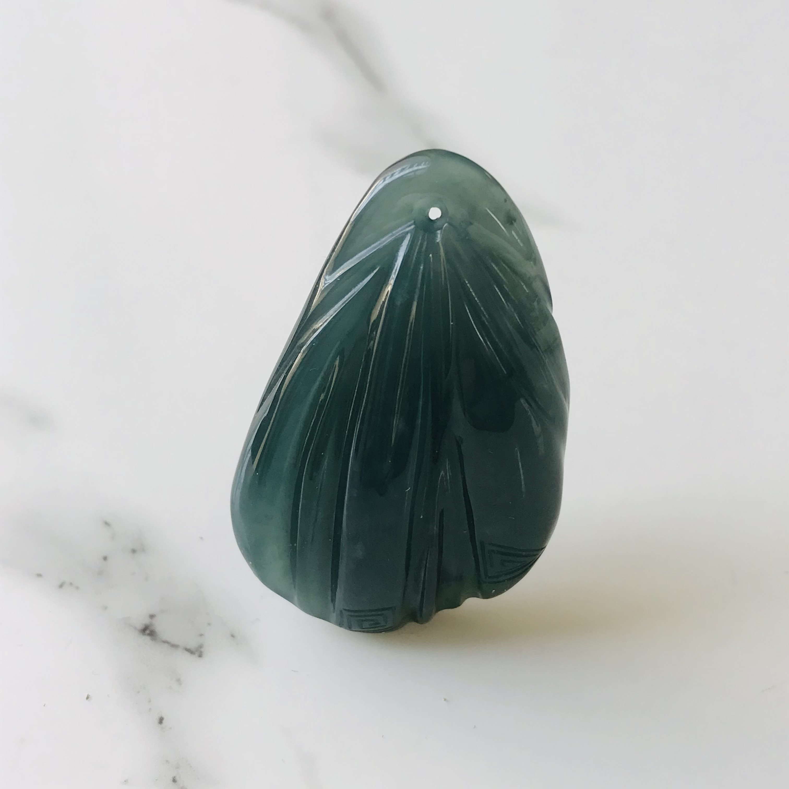 [P160-049] ジェイド　JADE  ヒスイ　本翡翠　ペンダント　グアテマラ産　ダークグリーン　紐付き　彫刻