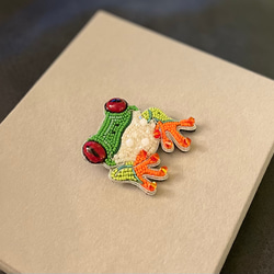ビーズ刺繍のブローチ　-カエル　赤目アオガエル- 4枚目の画像