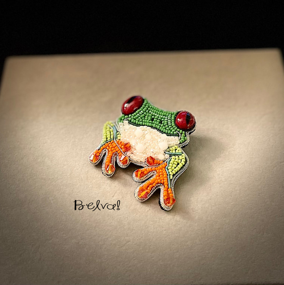 ビーズ刺繍のブローチ　-カエル　赤目アオガエル- 1枚目の画像