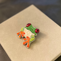 ビーズ刺繍のブローチ　-カエル　赤目アオガエル- 5枚目の画像