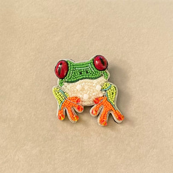 ビーズ刺繍のブローチ　-カエル　赤目アオガエル- 3枚目の画像