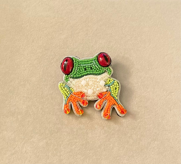 ビーズ刺繍のブローチ　-カエル　赤目アオガエル- 3枚目の画像