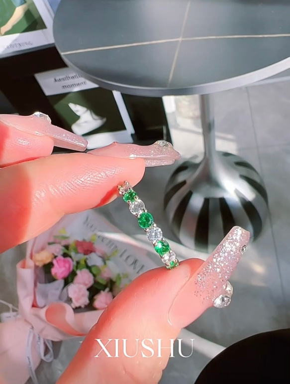 細くてシンプル 人工エメラルド エタニティリング 高炭素ダイヤモンド キラキラ ゴージャス 指輪 リング グリーン 3枚目の画像