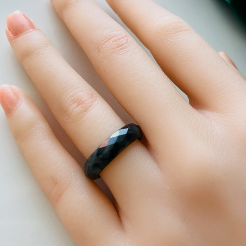 ミャンマー産天然本翡翠 くりぬきリング ミャンマー産天然無処理翡翠 花 くりぬき リング 指輪 明緑 ホワイト