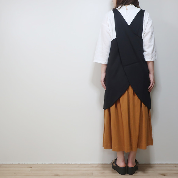 【黒色生地のエプロンお作りします】ハンドメイド お洒落にカフェ気分❣そのままお出掛け バッククロスエプロン