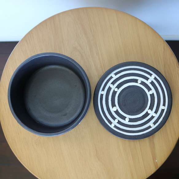 蓋付き小鉢　陶器　円筒形　黒マット釉　粉引　保存容器　なんとなく幾何学模様　 5枚目の画像