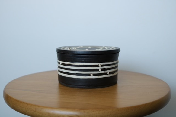 蓋付き小鉢　陶器　円筒形　黒マット釉　粉引　保存容器　なんとなく幾何学模様　 3枚目の画像