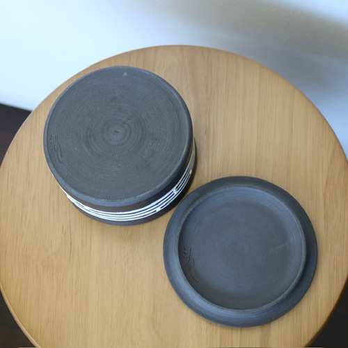 蓋付き小鉢 陶器 円筒形 黒マット釉 粉引 保存容器 なんとなく
