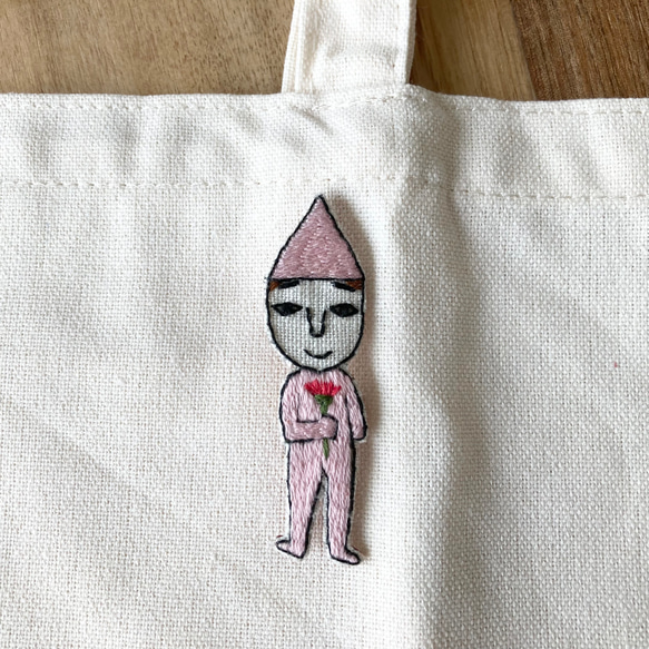 刺繍ブローチ　カーネーションを持ったピンクの小人　母の日 5枚目の画像