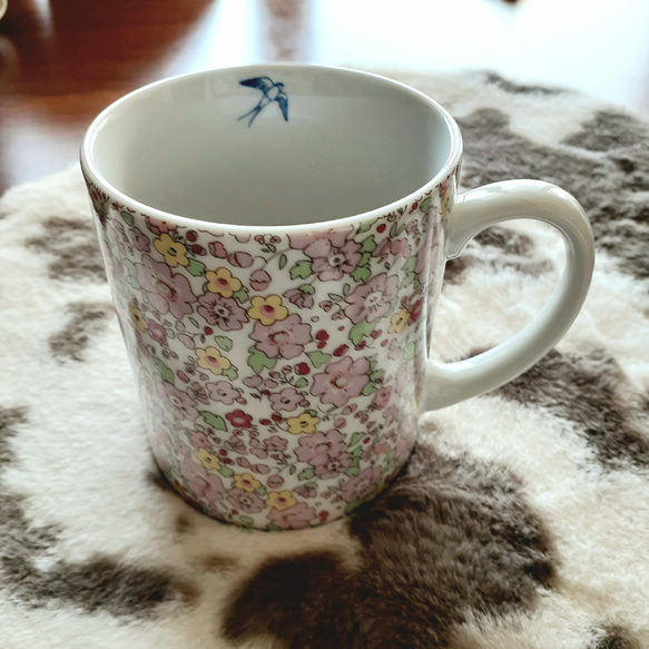ツバメのマグカップ(小花サーモンピンク) 2枚目の画像