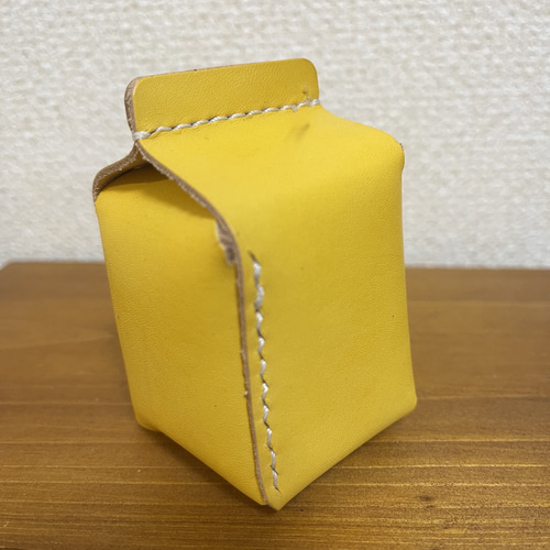 革のニコちゃん貯金箱❤︎牛乳パック型❤︎ポップな4色からどうぞ