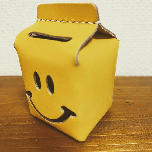 革のニコちゃん貯金箱❤︎牛乳パック型❤︎ポップな4色から
