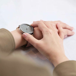 未来の時間をデザインする腕時計（10 watch 004 SILVER × black）【送料無料】 5枚目の画像