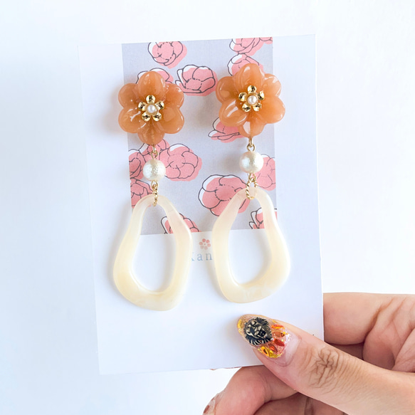 くすみオレンジのお花のピアス(イヤリング) 小顔 目立つ 派手 ピアス  