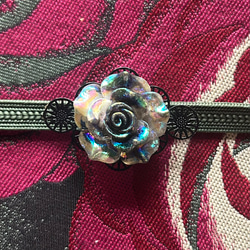 デッドストック素材の神秘的なオーロラ・ブルーの薔薇の帯留め「ローズ・ムーディー」 14枚目の画像