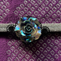 デッドストック素材の神秘的なオーロラ・ブルーの薔薇の帯留め「ローズ・ムーディー」 15枚目の画像