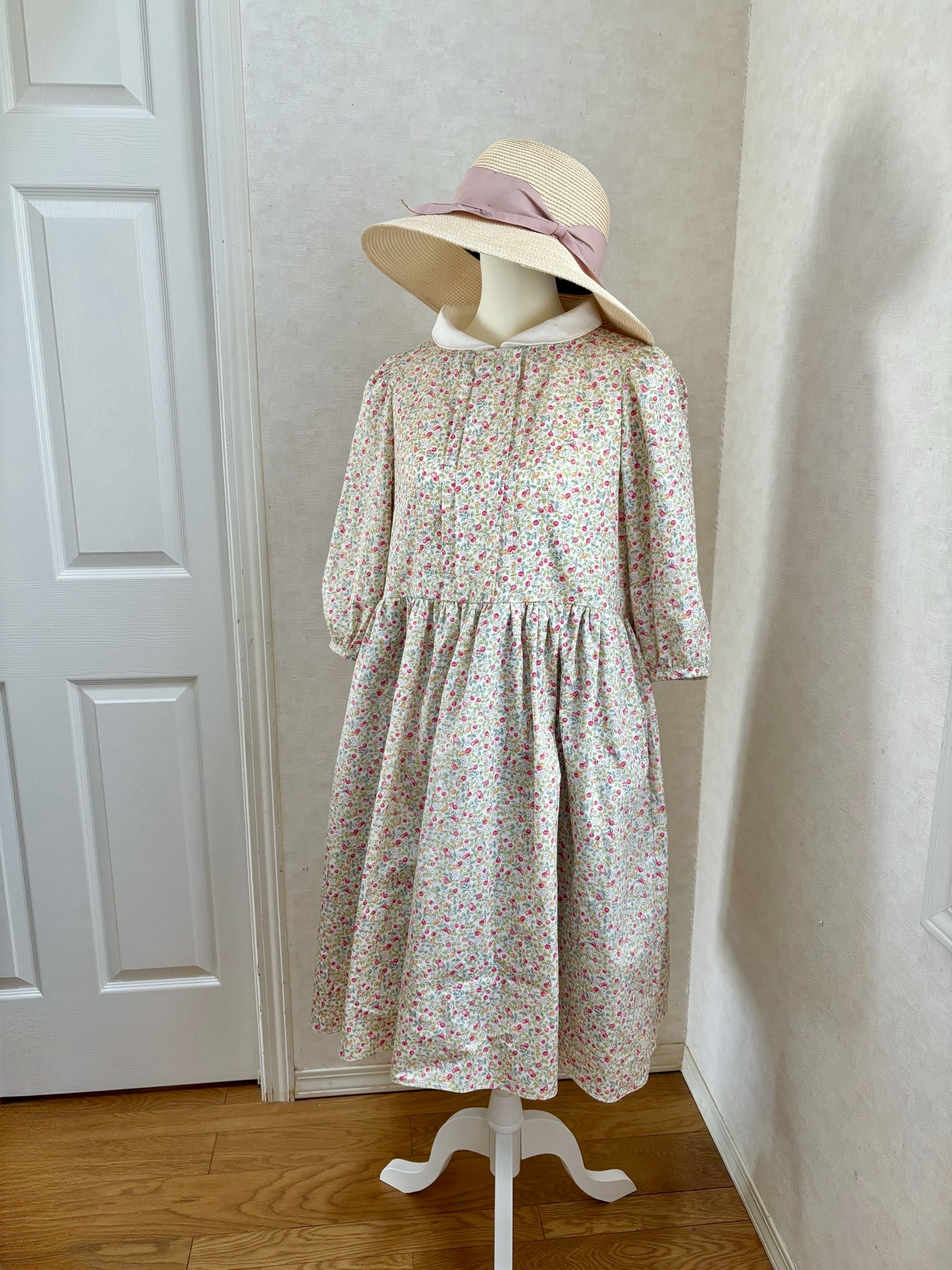 キュートなさくらんぼ柄ギャザーワンピース