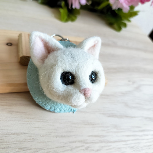 羊毛ネコ＊お顔キーホルダー(白猫) 羊毛フェルト MoMo色の、そら