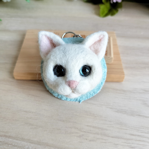 羊毛ネコ＊お顔キーホルダー(白猫) 羊毛フェルト MoMo色の、そら