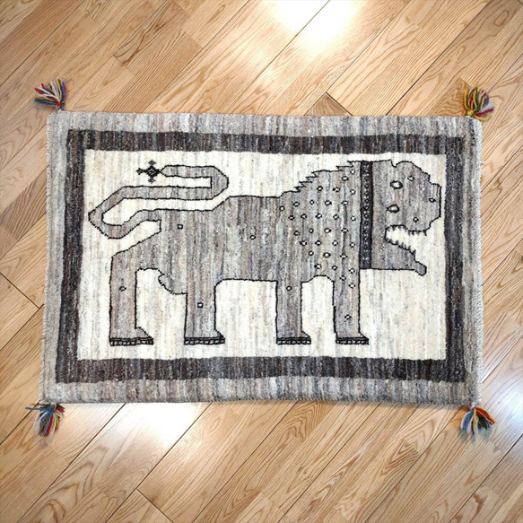 新規入荷】ペルシャ ライオンギャッベ　カシュクリ　コルクウール　パルヴィーズ　90x60cm　アイボリー　グレー 3枚目の画像