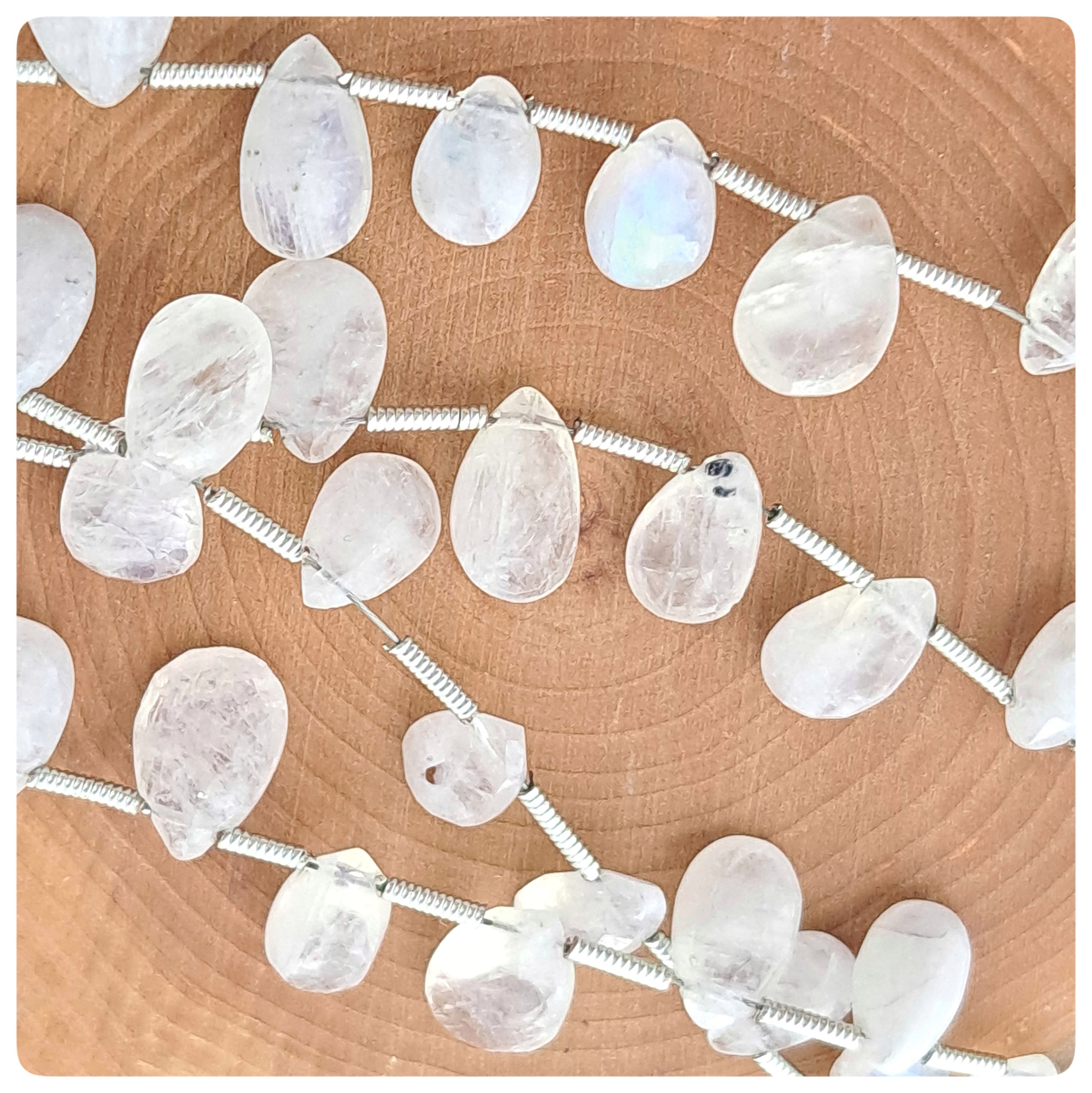 【ほぅ】天然ホワイトムーンストーンのつぶつぶ枠留めイヤリング