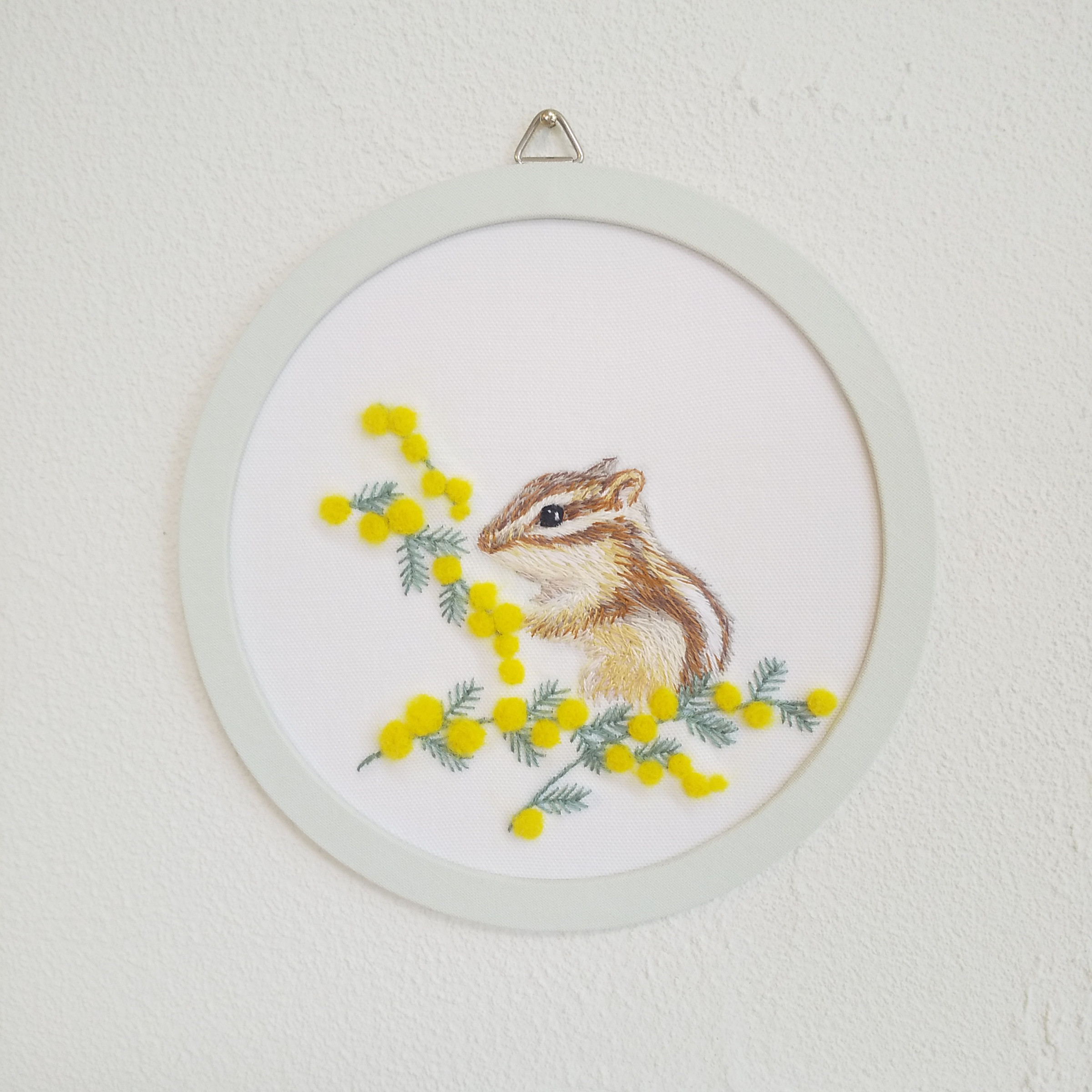 シマリスとミモザの手刺繍壁飾り タペストリー・壁掛け