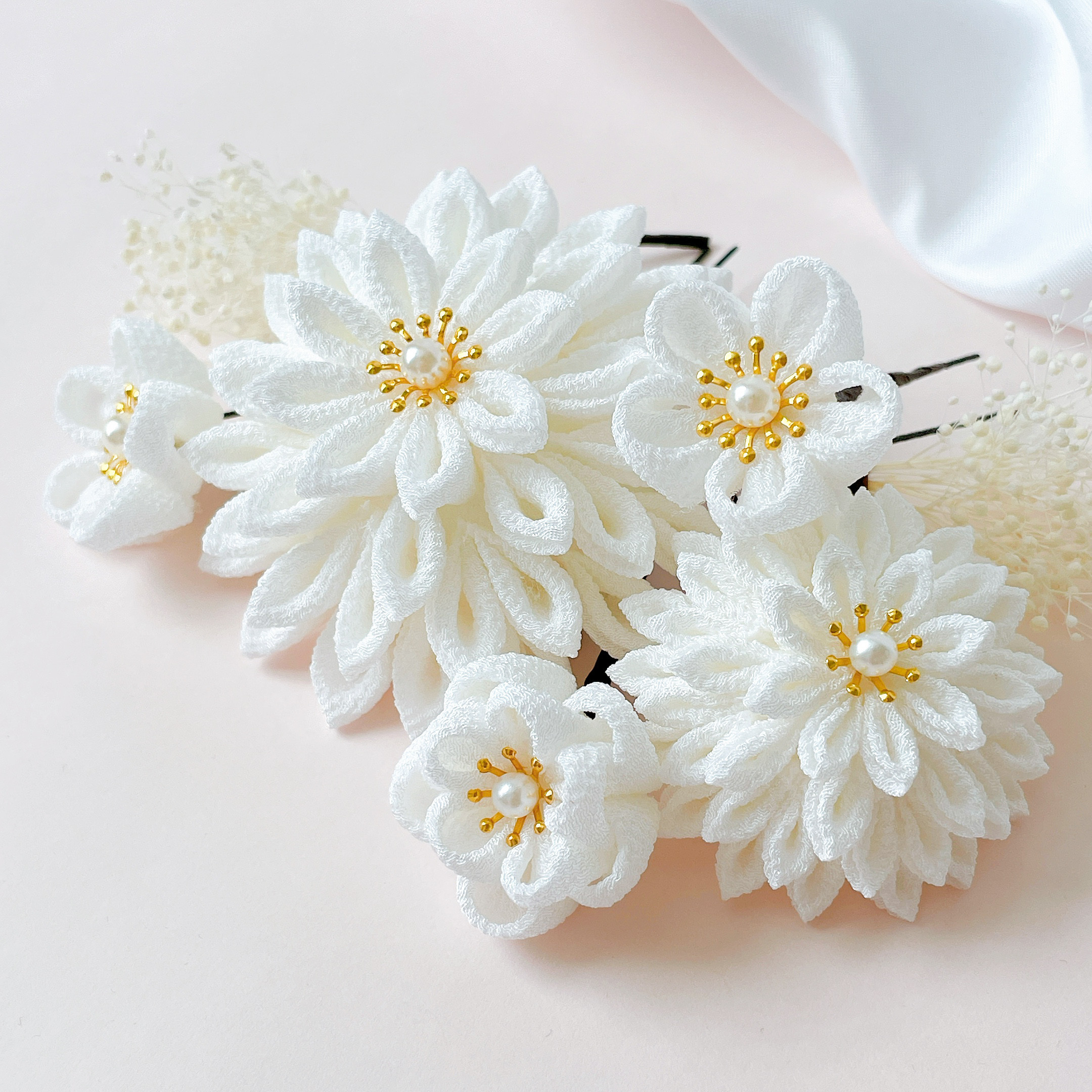 白無垢、色打掛に！しなやかな美しさ ホワイトの髪飾り　つまみ細工　ウェディング　ブライダル　和装　白
