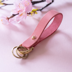 【名入れ可】桜色の革のキーホルダー パステルピンク 母の日　春 2枚目の画像