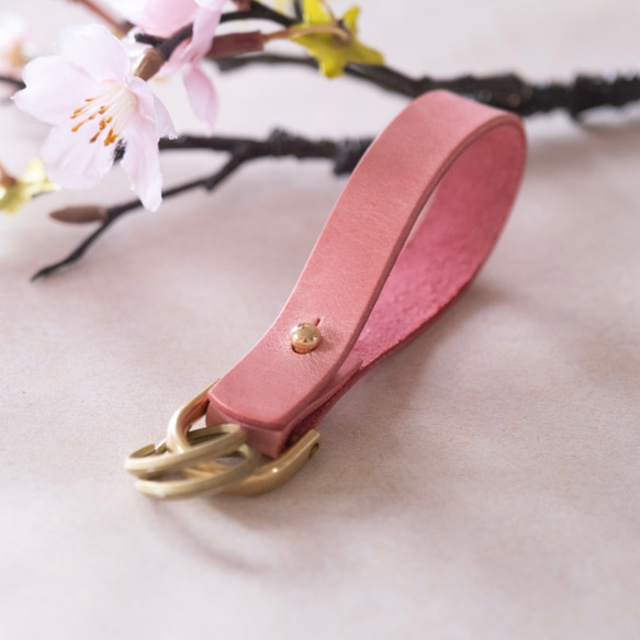 【名入れ可】桜色の革のキーホルダー パステルピンク 母の日　春 3枚目の画像