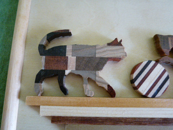 猫がモチーフの置き飾り　寄木細工＋銘木フレーム 8枚目の画像