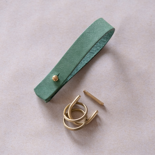 名入れ可】ミントグリーンの革のキーホルダー 新緑 初夏 キーリング