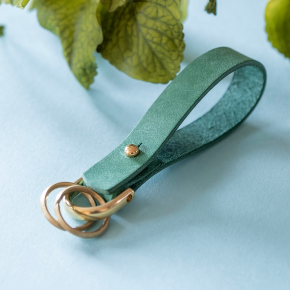 名入れ可】ミントグリーンの革のキーホルダー 新緑 初夏 キーリング