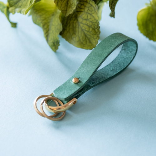 名入れ可】ミントグリーンの革のキーホルダー 新緑 初夏 キーリング