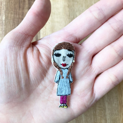 刺繍ブローチ　三つ編みの女の子　 2枚目の画像