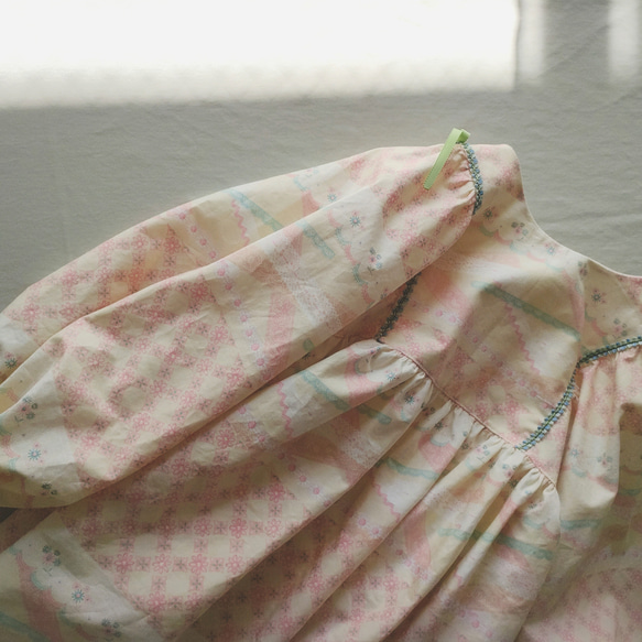お花とリボン柄のカルムワンピース　120㎝　ピンクベージュ 9枚目の画像