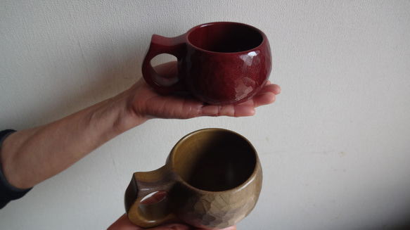 　パープルとグリーンの一木彫りペアコーヒーカップ 3枚目の画像