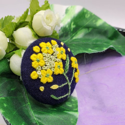 手刺繍ブローチ・ヘアゴム 春《菜の花》×紺   くるみボタン 3枚目の画像