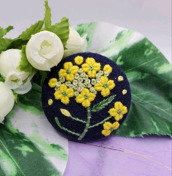 手刺繍ブローチ・ヘアゴム 春《菜の花》×紺   くるみボタン 1枚目の画像