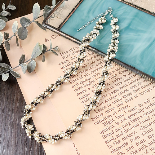 クリスタルパールxメタル ビーズのツイストショートネックレス