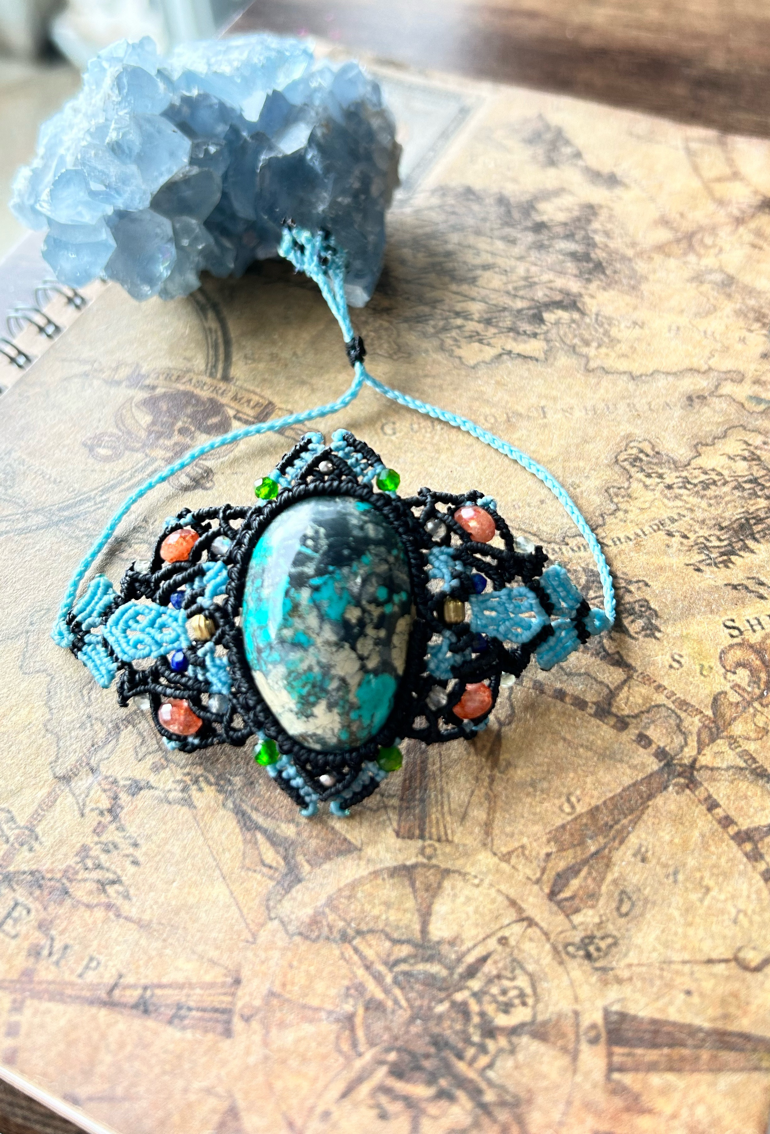 チベタンターコイズ　マクラメブレスレット　バングル　天然石アクセサリー　ハンドメイド　チベット　アンティーク風