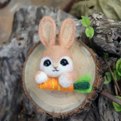 【羊毛氈】小兔子與蘿蔔  小別針 第1張的照片