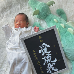 高級感のある【命名書】を書道家が直筆で作成します “カッコいい×和風”黒地の用紙に白のペンキで名前を記入　お七夜　 4枚目の画像