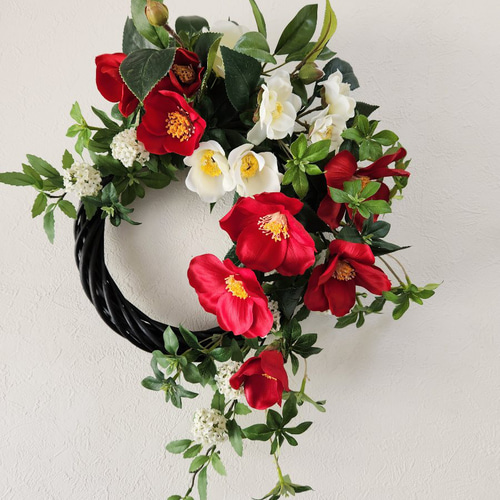 商品名【巴】豪華！❤ ダリアと椿と紅白マムのお正月リース造花フラワーリース 商品名【巴】豪華！❤ ダリアと椿と紅白マムのお正月リース造花