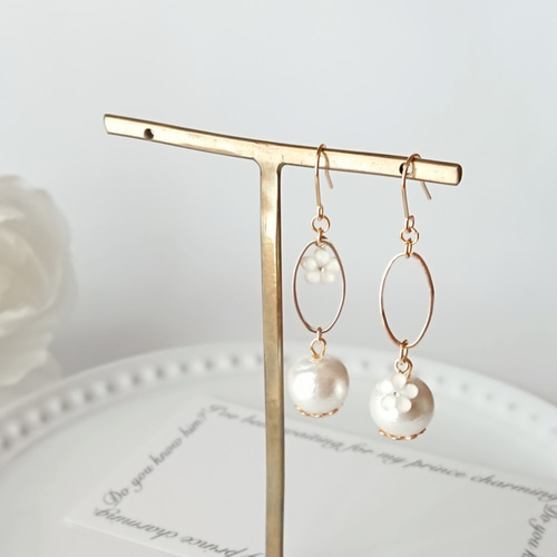 328 チェーン　コットンパール　ピアス　ハンドメイド　結婚式 アシンメトリー] コットンパール ＊ フラワーモチーフ ピアス